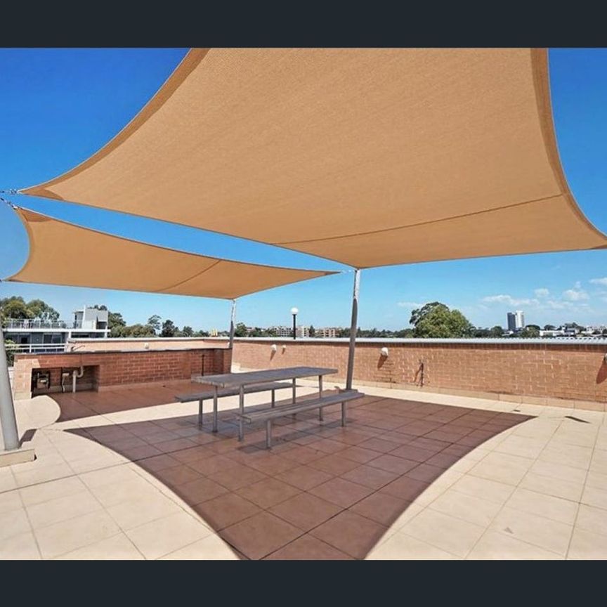 Just minutes to the station and all the local shops! - Photo 1