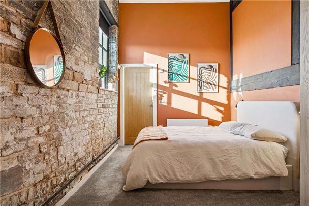 A unique 3,500 sq ft penthouse in a Grade II listed Victorian factory conversion, combining modern open-plan living with original industrial character. - Photo 1