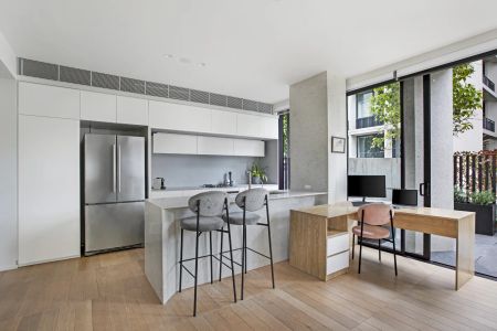 Light Filled Ground Floor Garden Apartment In Secure Block - Lift Access - Photo 3