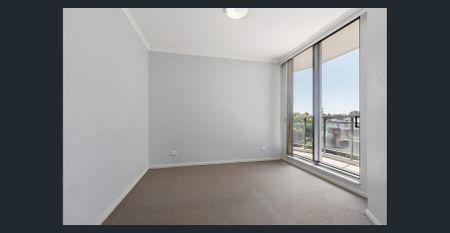 Spacious Two-Bedroom Apartment with Resort-Style Facilities - Photo 3