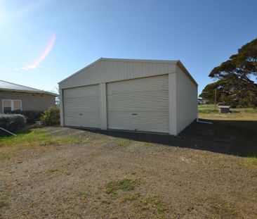 Farm House in Quiet Farmland Setting - Photo 4