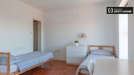 Bright room in 4-bedroom apartment in Stoneybatter, Dublin - Photo 4