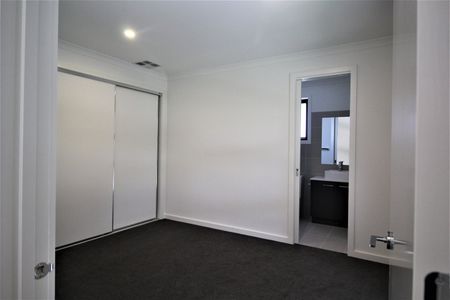 SPACIOUS 3 BEDROOM TOWNHOUSE - Photo 5