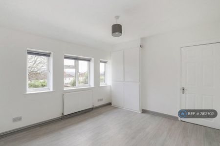 4 bedroom semi-detached house to rent - Photo 4