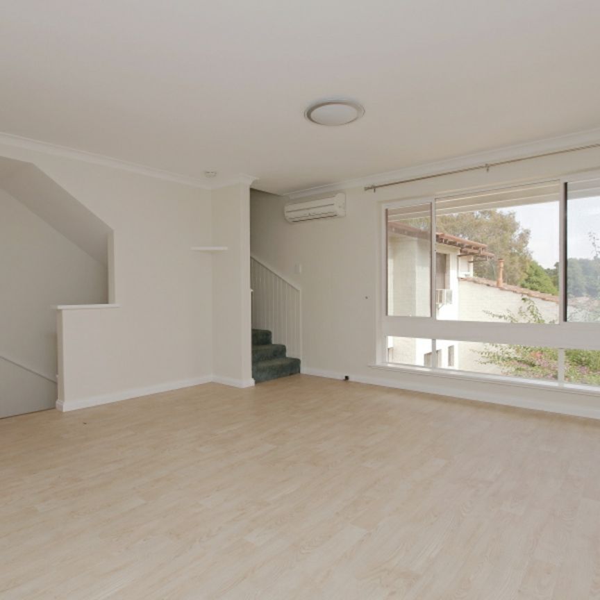 Spacious townhouse with City views! - Photo 1