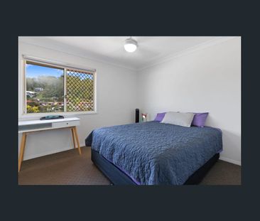 Spacious Family Living in Peaceful Elanora - Photo 4