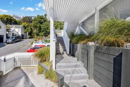 Charming 3BR Villa in Oriental Bay Fully Furnished - Photo 3