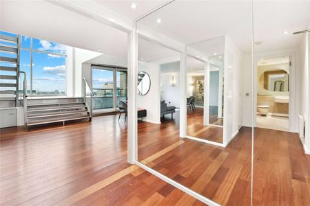 Three bedroom two level penthouse, spacious with spectacular views of the London Eye. - Photo 5