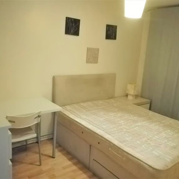Room in a Shared Flat, Wigram Court, SW11 - Photo 1