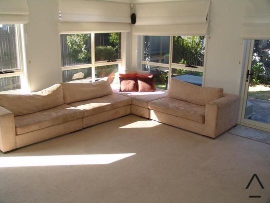 Modern 3-Bedroom Townhouse in Sought-After Mornington Estate - Photo 1