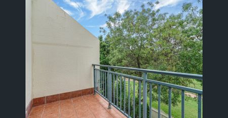 Space, Style and Comfort in One Beautiful Townhouse - Photo 3