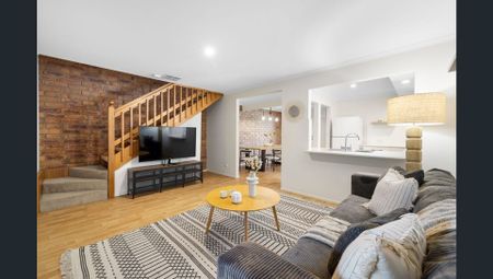 Beautiful 3 Bedroom Home - Photo 2