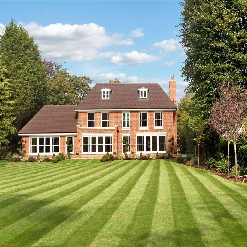 Substantial gated detached family home with annex within approximately 0.6 miles of Little Chalfont tube and train station and shops - Photo 1