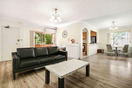 Updated Spacious Two Bedroom Apartment, Centrally Located, Very Leafy Aspect - Photo 2