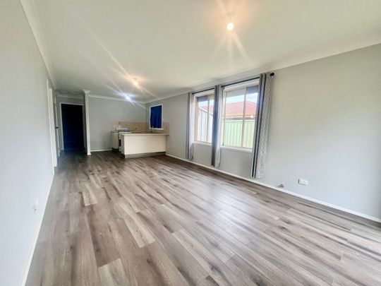 Lovely Home with New Paint&comma; Flooring & Air Con&excl; - Photo 1