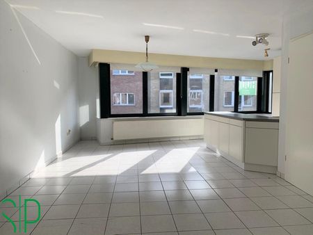 Ruim twee-slaapkamerappartement met terras en autostaanplaats in het centrum van Geel. - Photo 2