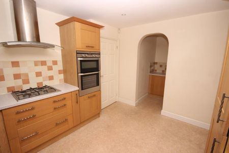 4 bedroom detached house to rent - Photo 2