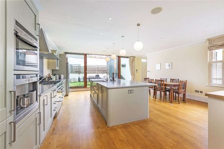 A gorgeous five bedroom family house ideally located between the commons. - Photo 4