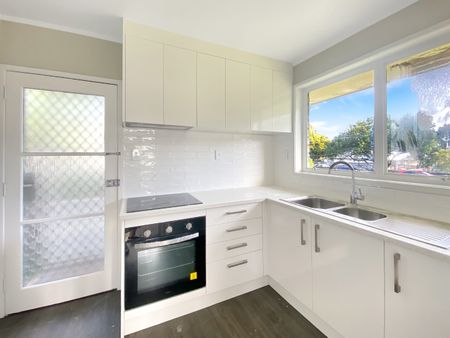 MT ALBERT - 2 bedroom unit with a garage - Photo 2