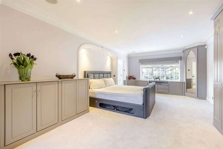 Superb Luxury home with indoor pool, outdoor kitchen and wraparound garden, beautifully furnished and well located, backing onto Mere Golf Course between Knutsford and Hale - Photo 4