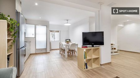 4 room luxury Flat for rent in Valencia - Photo 3