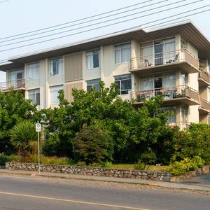 One-Bedroom in Oak Bay Living/ Concrete Building - Photo 2