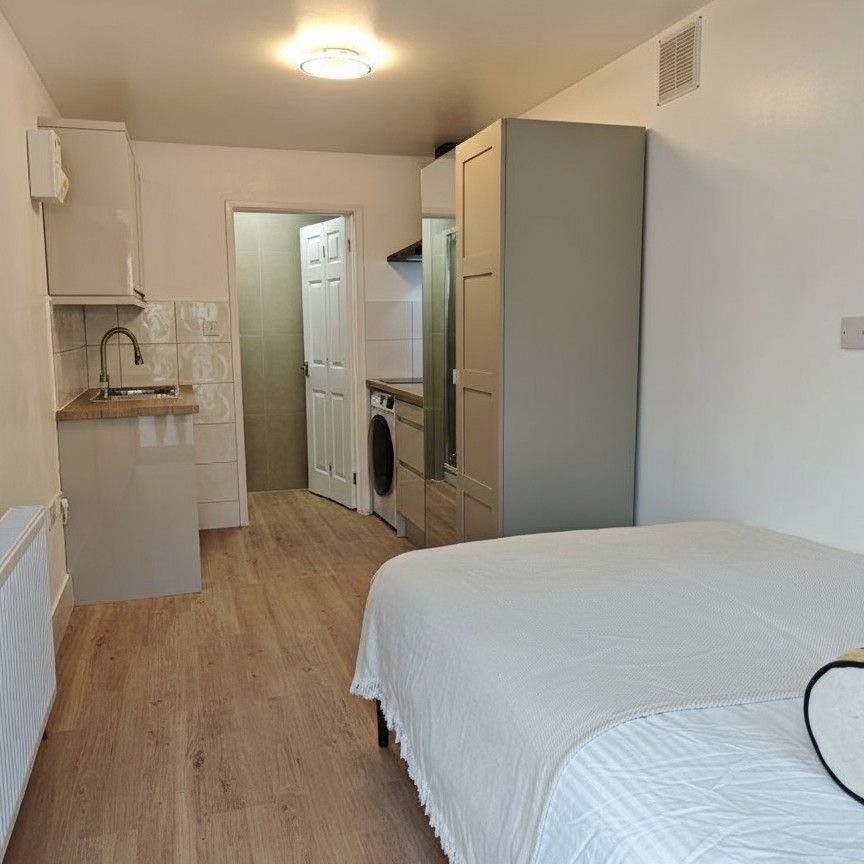 1 Bed Flat, Further Green Road, SE6 - Photo 1