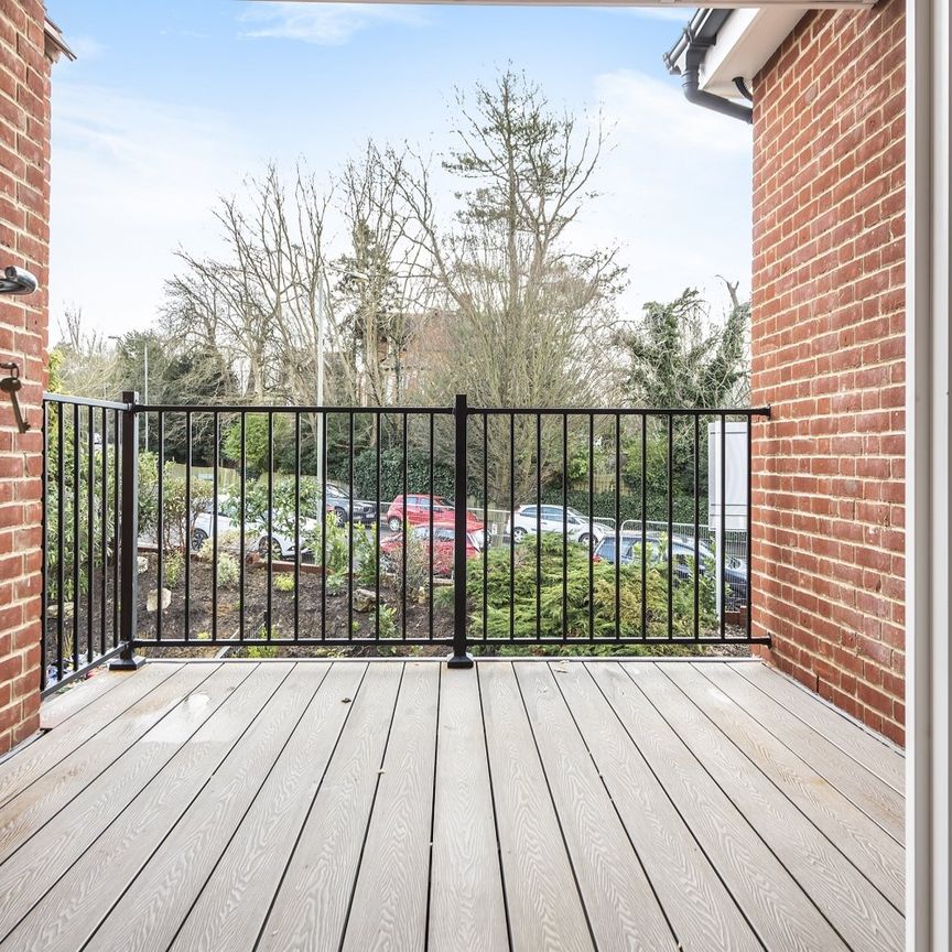 Flat to rent - Orchard Road, Bromley, BR1 - Photo 1