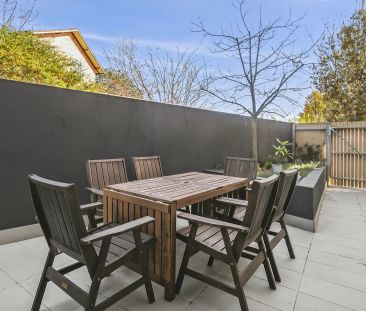 Modern Comfort and Convenient Living in Yarralumla - Photo 6