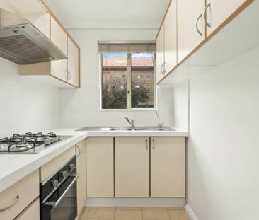 Spacious Two Storey Townhouse ! - Photo 3