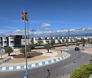 Jardín privado, diseño y luz | Chalet de esquina único en Boadilla - Photo 1