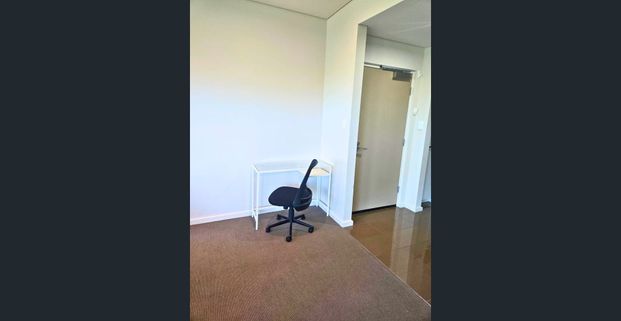 Fully Furnished Secure 2 Bedroom, 2 Bathroom Apartment with Pool, Gym & Garden-View Balcony - Photo 1