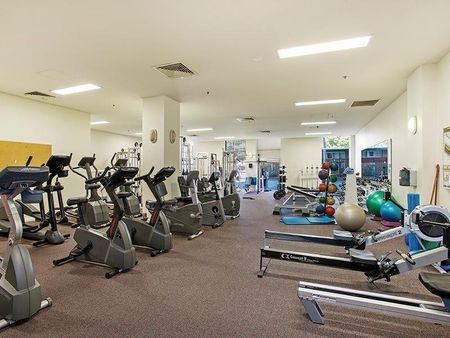 Stylish Fully Furnished Apartment in the Heart of Carlton - Photo 2