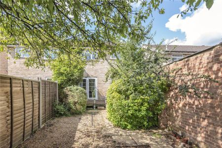 4 bedroom semi-detached house to rent - Photo 3