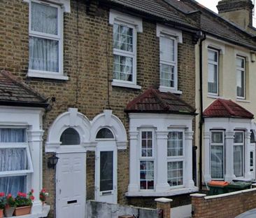 3 Bed Terraced House, Latimer Avenue, E6 - Photo 4