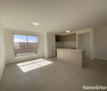 Family 4 Bedroom Home! - Photo 1