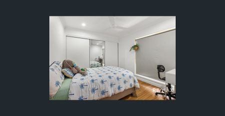 Large 5 Bedroom Family home on 3/4 Acre with 3 Bay Shed - Photo 4