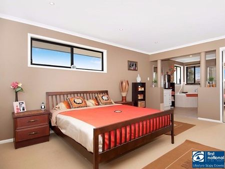 Luxury Family Home with Pool, Space & Prime Location - Photo 4