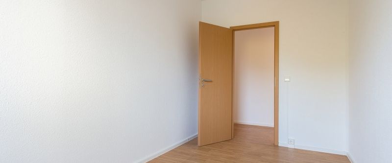 Sehr schön: 2 Bäder, 3 Zimmer, Küche mit Fenster und großer Abstellraum in der Wohnung - Foto 1