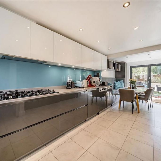 4 bedroom semi-detached house to rent - Photo 1