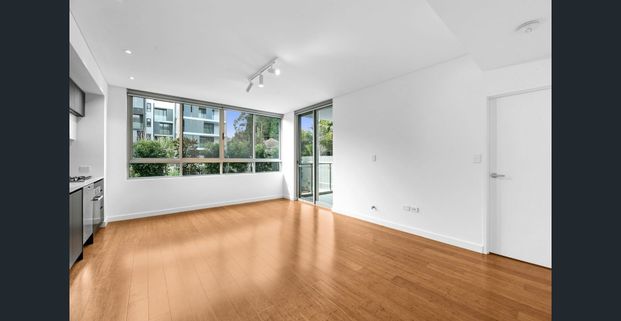 Large 1 BR Courtyard Apartment in A CONVENIENT Location ! - Photo 1