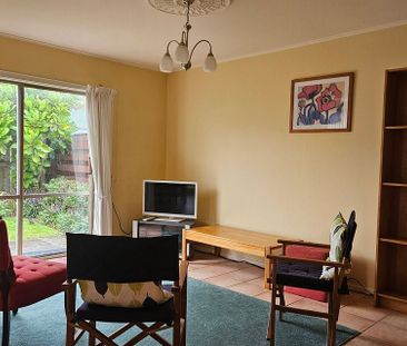 Well presented three bedroom townhouse - Photo 1