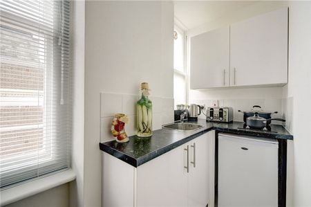 A newly refurbished studio apartment of 316 square feet - Photo 5