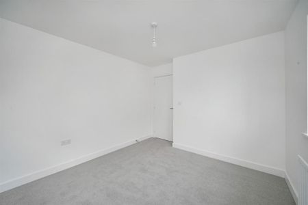 4 bedroom detached house to rent - Photo 2