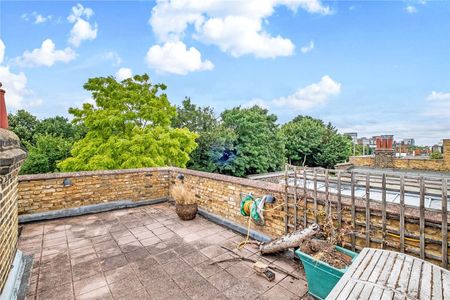 A delightful family home moments from Brandlehow school well situated for East Putney station as well and Wandsworth Park and the river beyond. - Photo 2