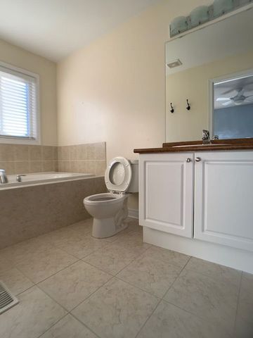 For Lease - 137 Four Seasons Crescent, Newmarket, Ontario - Photo 5