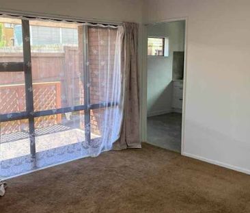 Newly renovated 2‑bedroom townhouse - Photo 3