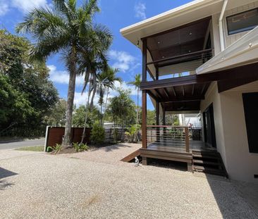 Immaculate VIlla Across from the Beach! - Photo 3