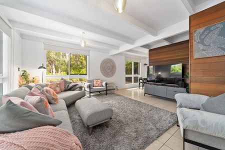 Charming beachside retreat- Fully Furnished! - Photo 3