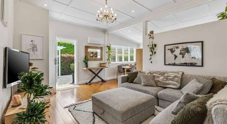 Modern & Stylish Living – Prime Location - Photo 2